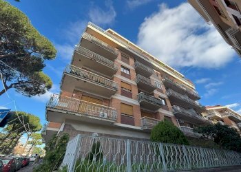 Facciata - Trilocale via Luigi Capuana, 22, Roma - foto 1