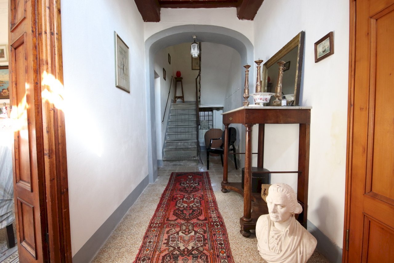 Porzione finale di casa colonica con giardino in v - Casale via della chiesa di Camigliano, Camigliano 1, Lucca - foto 2