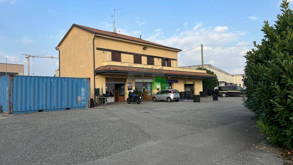 Capannone via Treviglio, Fara Gera d'Adda - foto 1