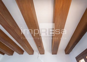 particolare travi a vista taverna - Rustic via casoni, Mogliano Veneto - photo 13