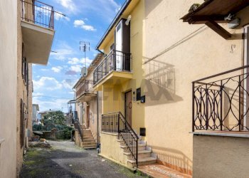 Casa all\'aperto - Trilocale Via Casali di Frasso
 
20, Frasso Sabino - foto 2