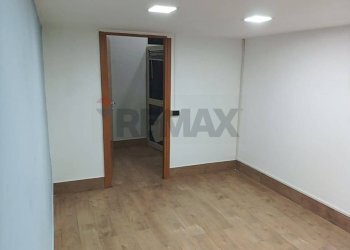 Stanza vuota - Locale Commerciale Via Luigi Volpicella
 
59, Napoli - foto 10