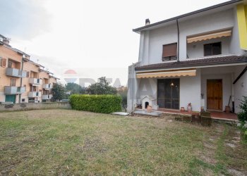 Casa all\'aperto - Villa a Schiera via dei gelsomini
 
39, Montemarciano - foto 1