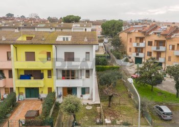 Edificio all\'aperto - Villa a Schiera via dei gelsomini
 
39, Montemarciano - foto 5