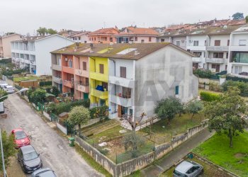 Edificio all\'aperto - Villa a Schiera via dei gelsomini
 
39, Montemarciano - foto 7
