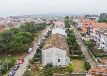 Edificio all\'aperto - Villa a Schiera via dei gelsomini
 
39, Montemarciano - foto 8