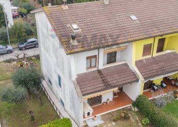 Casa all\'aperto - Villa a Schiera via dei gelsomini
 
39, Montemarciano - foto 13