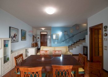 Sala da pranzo - Villa a Schiera via dei gelsomini
 
39, Montemarciano - foto 35