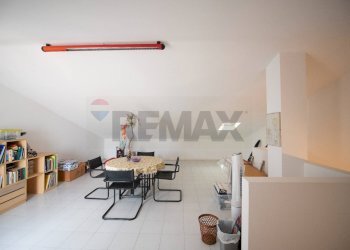 Sala da pranzo - Villa a Schiera via dei gelsomini
 
39, Montemarciano - foto 59