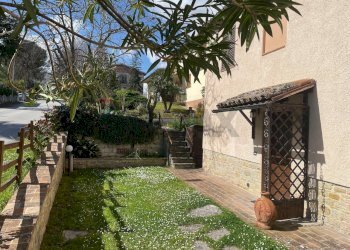 Giardino - Semi-detached house Frazione Castiglioni Via Moscatelli
 
80/b, Arcevia - photo 1