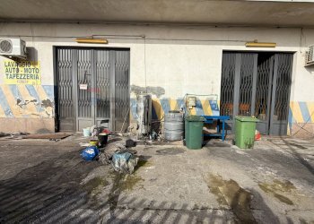 Edificio all\'aperto - Locale Commerciale Piazza Kennedy, Zafferana Etnea - foto 2