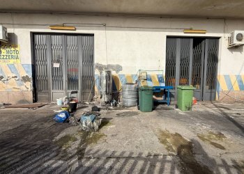 Casa all\'aperto - Locale Commerciale Piazza Kennedy, Zafferana Etnea - foto 3