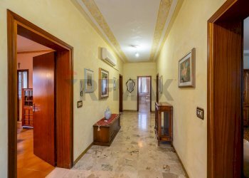 Hall / corridoio - Trilocale VIA GIANNETTO BONGIOVANNI
 
12, Dosolo - foto 6