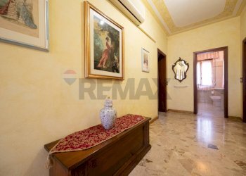 Hall / corridoio - Trilocale VIA GIANNETTO BONGIOVANNI
 
12, Dosolo - foto 15