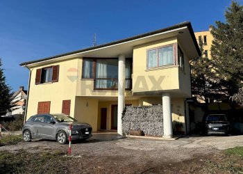 Casa all\'aperto - Quadrilocale Via Aldo Moro
 
2, L'Aquila - foto 1