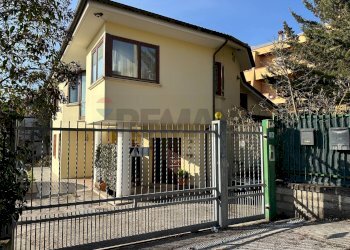 Casa all\'aperto - Quadrilocale Via Aldo Moro
 
2, L'Aquila - foto 2