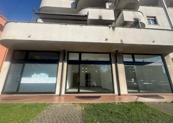 Foto 1 - Locale Commerciale Via Roma
50, Cardano al Campo - foto 1