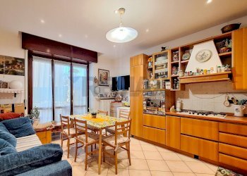 Sala da pranzo - Trilocale Via Carducci
 
15, Cairate - foto 1