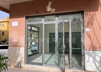 Foto 3 - Locale Commerciale Via Libertà
 
17, Pollina - foto 3