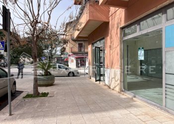 Foto 5 - Locale Commerciale Via Libertà
 
17, Pollina - foto 5