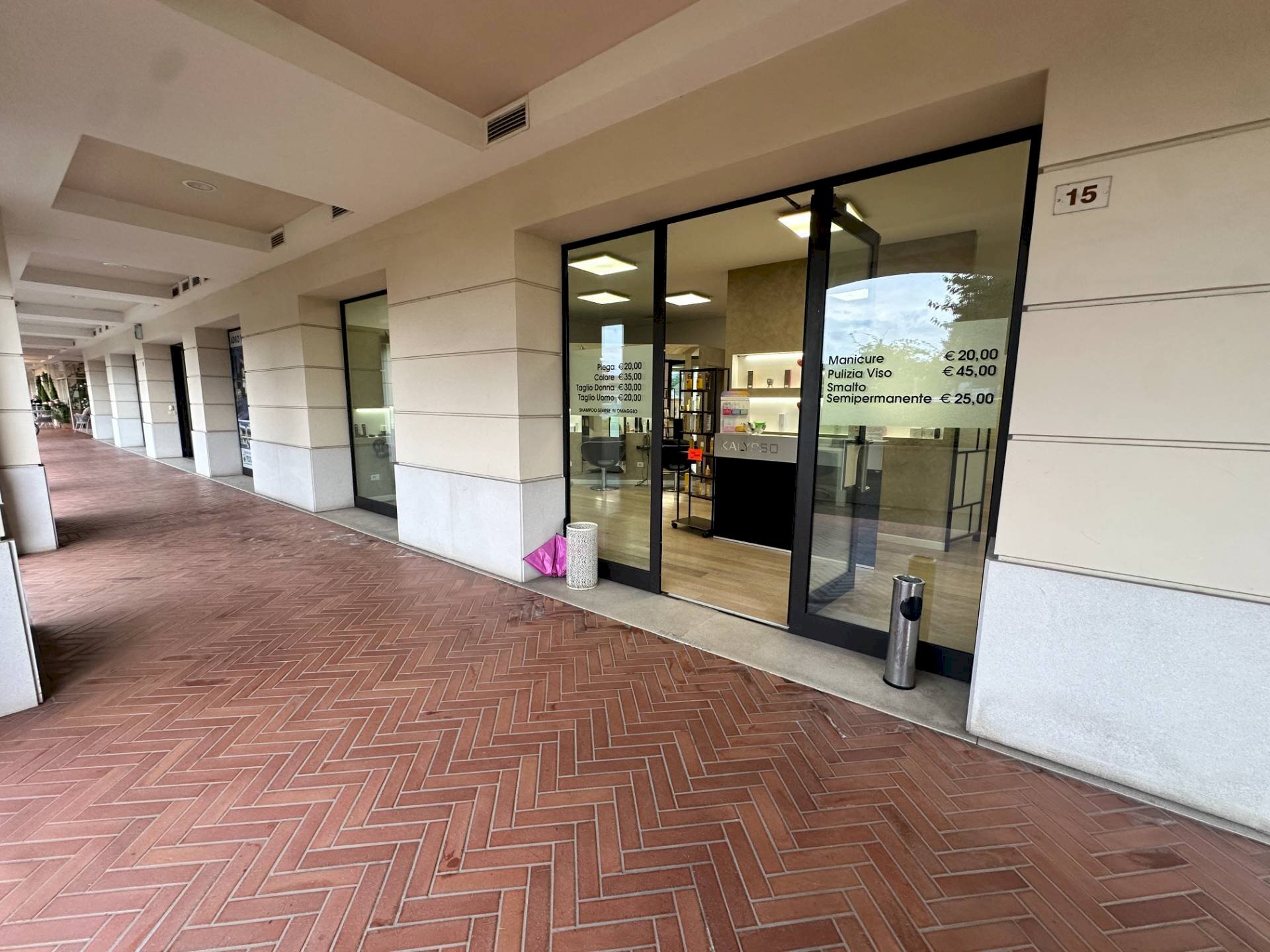 Foto 1 - Locale Commerciale Via Principe Umberto
 
15, Adro - foto 1