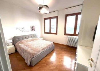 Camera da letto - Trilocale via Giovanni Battista Morgagni, Bologna (zona Centro Storico) - foto 17