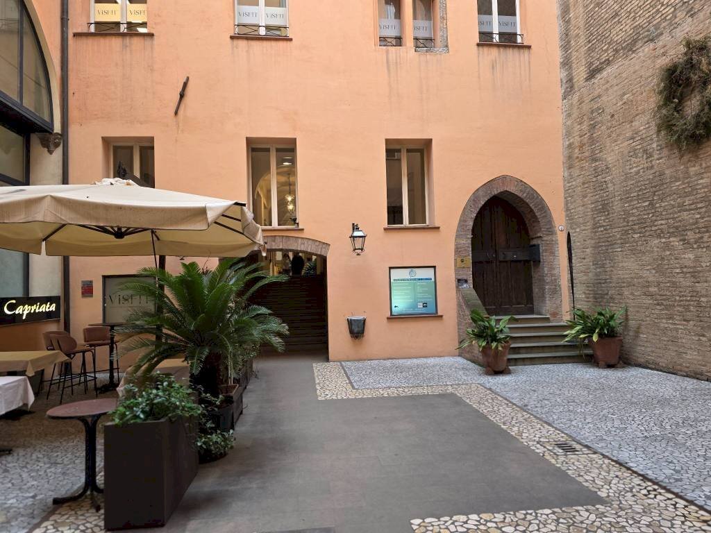 Cortile interno - Four-room apartment via Santo Stefano, 10, Bologna (neighborhood Centro Storico) - photo 3
