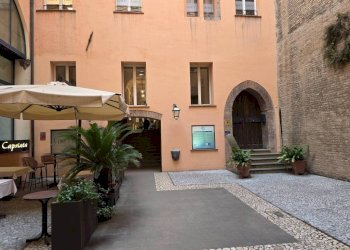 Cortile interno - Quadrilocale via Santo Stefano, 10, Bologna (zona Centro Storico) - foto 3