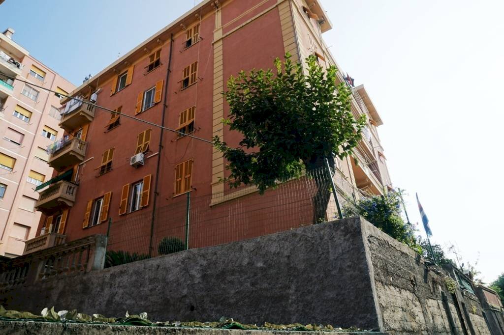 Facciata - Trilocale via Coronata, 35B, Genova (zona Cornigliano) - foto 1