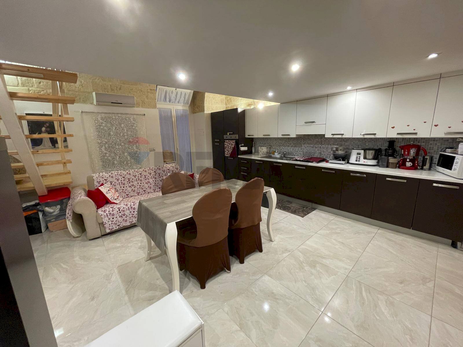 Sala da pranzo - Monolocale Via Maiorano
 
55, Trani - foto 3