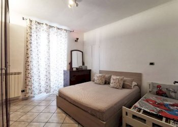 Camera da letto - Two-room apartment via Sesia, 8, Torino (neighborhood Barriera Milano) - photo 22