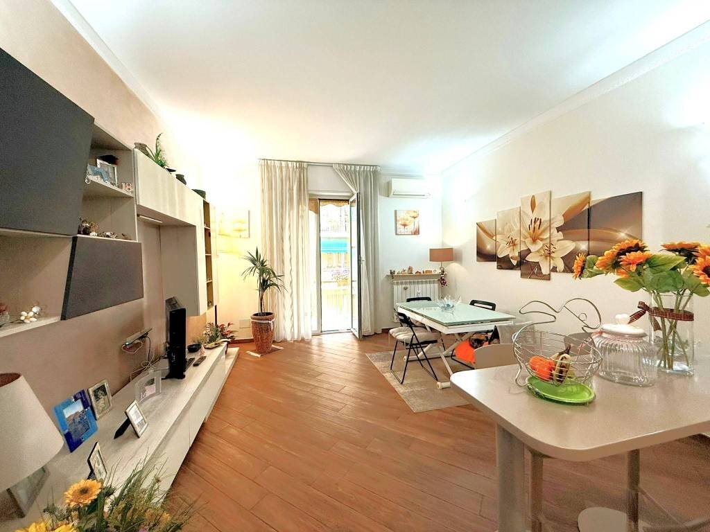 Soggiorno - Trilocale viale Pio VII, 50, Genova (zona Quarto) - foto 2