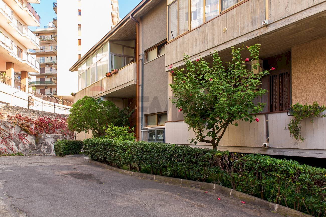 Edificio all\'aperto - Quadrilocale Via Santa Sofia
38, Catania - foto 3