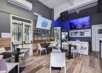 Sala interna con 10/12 coperti - Bar Tavola Calda - Fredda Lungomare Tysandros
 
76/D, Giardini-Naxos - foto 10