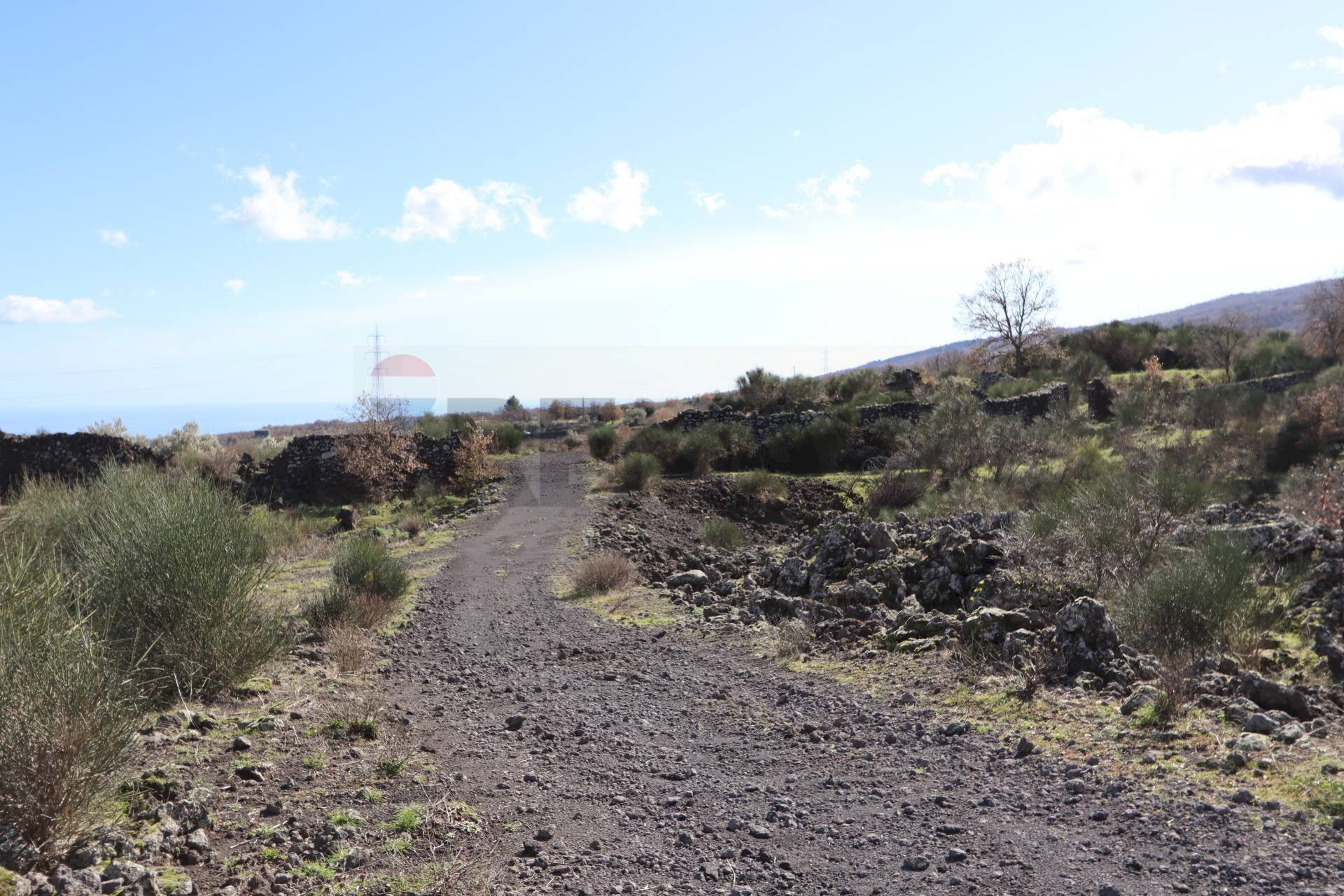 Vista delle montagne - Terreno edificabile Strada Regionale Mareneve
 
snc, Linguaglossa - foto 2