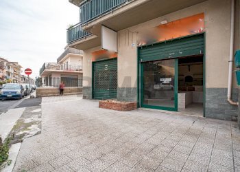 Edificio all\'aperto - Locale Commerciale Via Santa Maria di Licodia
 
47, Belpasso - foto 1