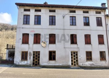 Edificio all\'aperto - Casa indipendente Via Gisbenti
 
16, Valli del Pasubio - foto 1