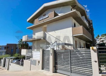 Casa all\'aperto - Villa Bifamiliare Via Passo Rolle
 
10/3, Montesilvano - foto 1