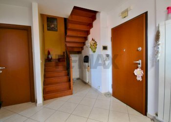 Scale - Villa Bifamiliare Contrada Lazzaretto
 
63, Ortona - foto 13