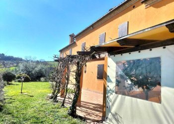 Facciata - Villa via Alcide De Gasperi, 1, Offagna - foto 2