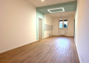 Interno appartamento - Quadrilocale via Ernesto Cairoli, Varese (zona Biumo Inferiore) - foto 2