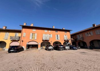 Cortile interno - Trilocale piazza Canonico Bella, 13, Carmagnola - foto 2