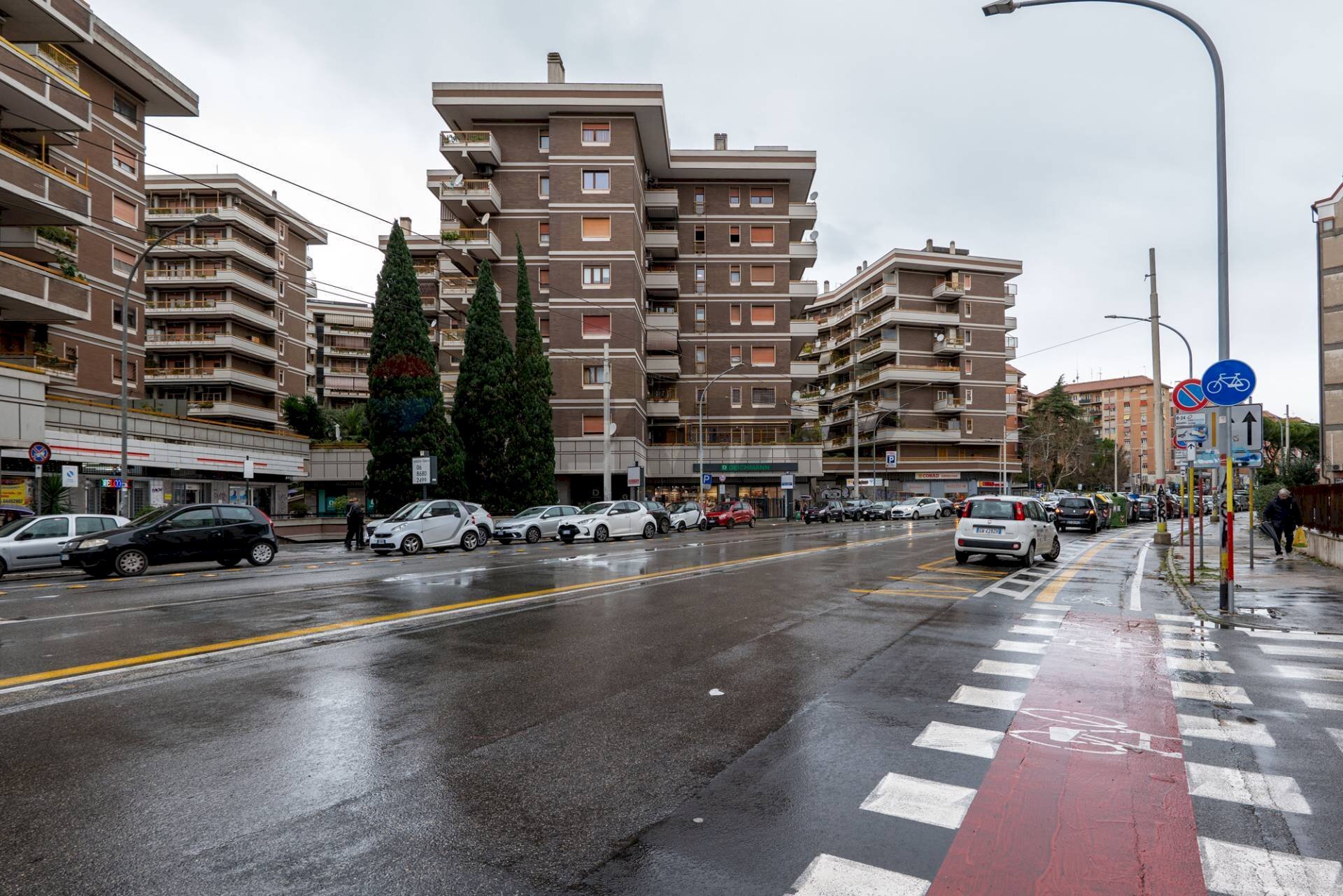 Edificio all\'aperto - Trilocale Via Monte Cervialto
 
143, Roma - foto 1