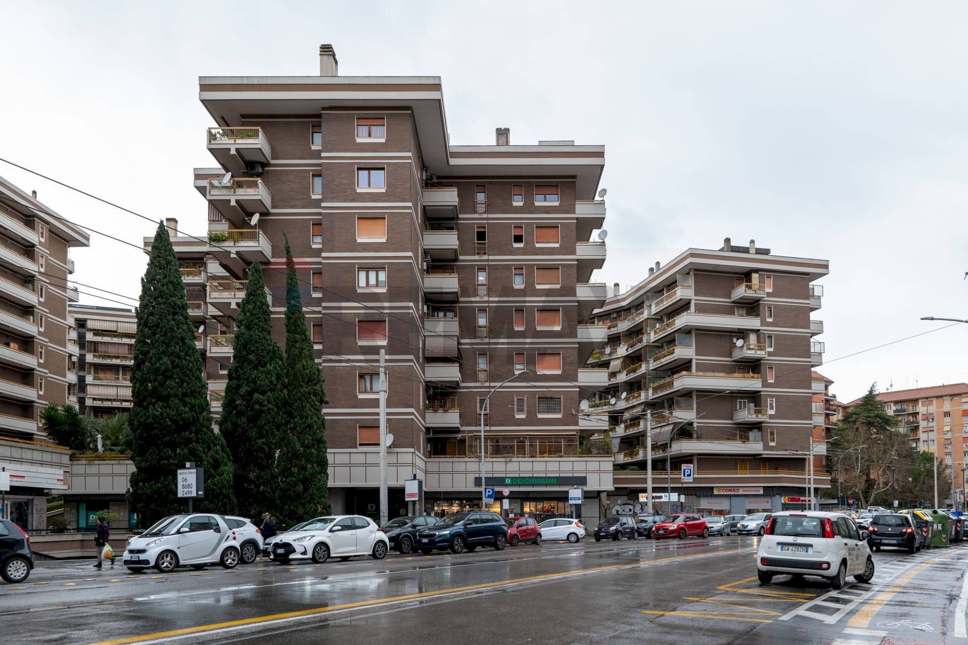 Edificio all\'aperto - Trilocale Via Monte Cervialto
 
143, Roma - foto 2