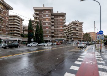 Edificio all\'aperto - Trilocale Via Monte Cervialto
143, Roma - foto 1