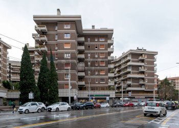 Edificio all\'aperto - Trilocale Via Monte Cervialto
143, Roma - foto 2