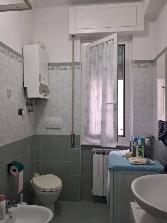 Bagno - Bilocale via Sergio Piombelli, 24, Genova (zona Sampierdarena) - foto 1