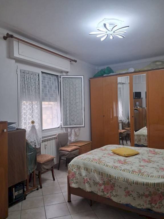 Camera da letto - Bilocale via Sergio Piombelli, 24, Genova (zona Sampierdarena) - foto 2