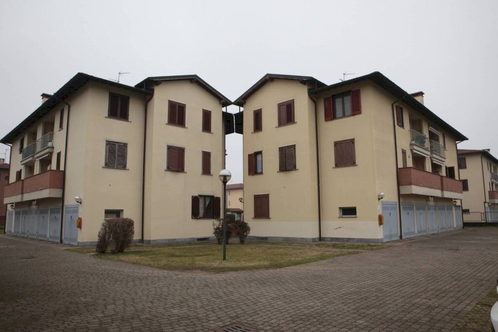 Facciata - Trilocale via Alcide De Gasperi, Rosate - foto 3