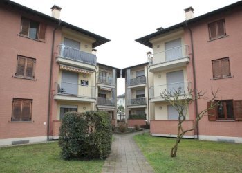 Facciata - Trilocale via Alcide De Gasperi, Rosate - foto 1